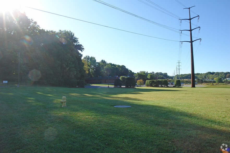 More Photos Of 16 Berkshire Blvd, Bethel Light Distribution For Lease