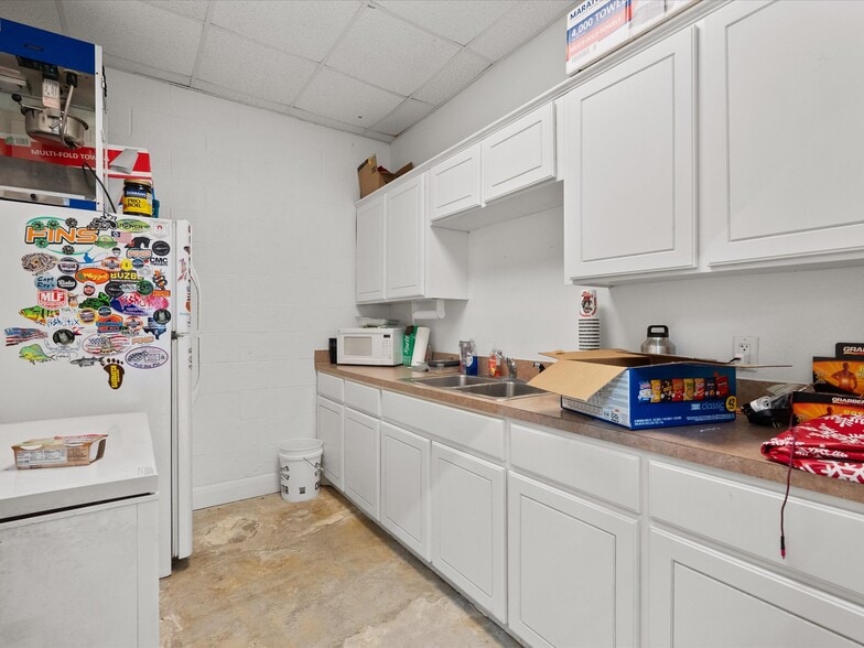 More Photos Of 12408 Highway 6, Santa Fe Freestanding For Lease