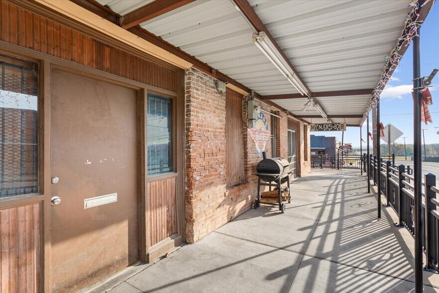 More Photos Of 121 E Oak St, West Sports And Entertainment For Sale