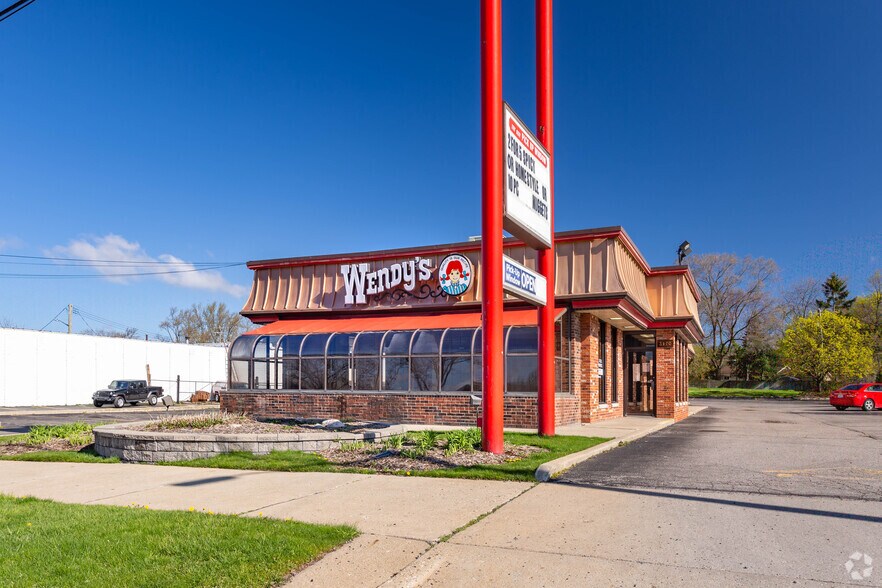 Primary Photo Of 3170 Elizabeth Lake Rd, Waterford Fast Food For Lease
