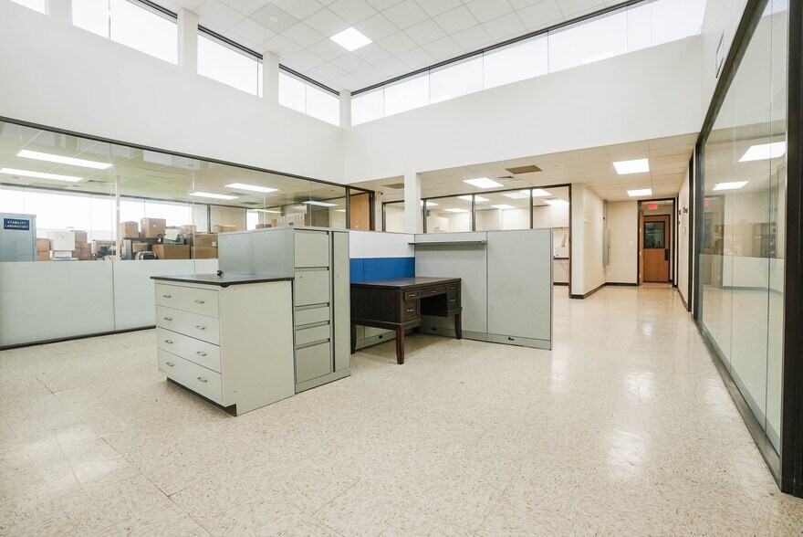 More Photos Of 10410 Corporate Dr, Sugar Land Research And Development For Lease
