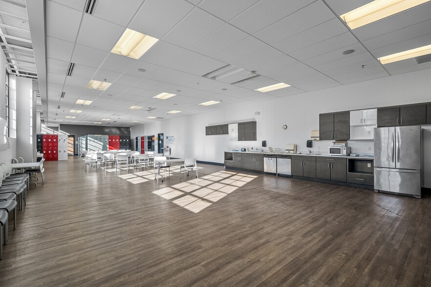 More Photos Of 1600 N Broadway, Saint Louis Manufacturing For Sale