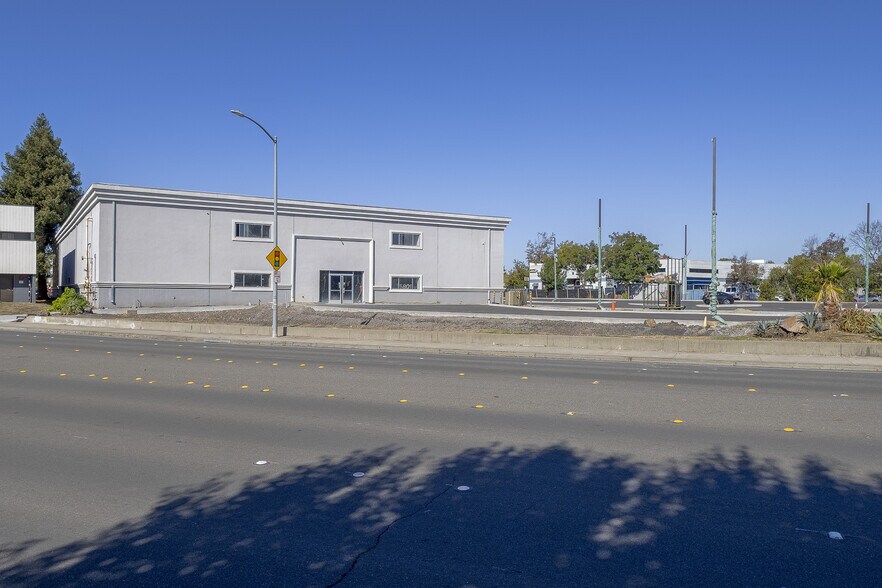 More Photos Of 5801 Redwood Dr, Rohnert Park Distribution For Lease