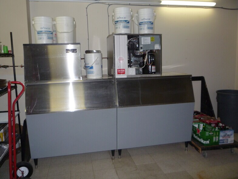 More Photos Of 638 14 St SW, Medicine Hat Bar For Sale