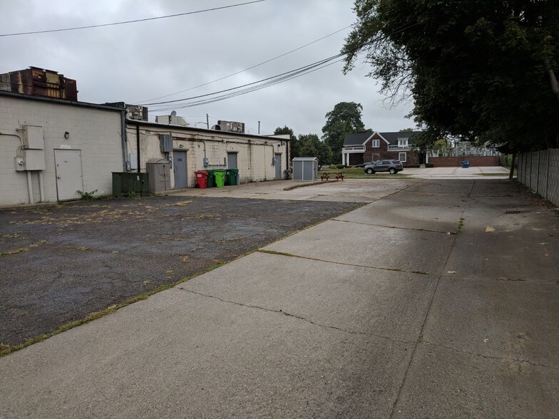 More Photos Of 21048-21054 Kelly Rd, Eastpointe Storefront For Sale