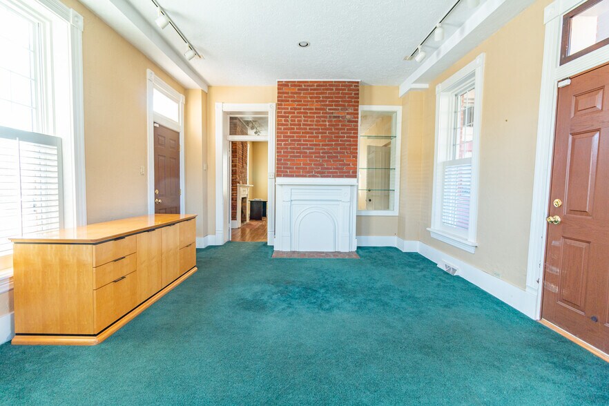 More Photos Of 323 S Main St, Zelienople Office Residential For Lease