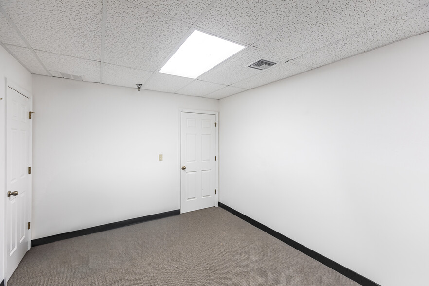 More Photos Of 12155 Metro Pky, Fort Myers Showroom For Sale