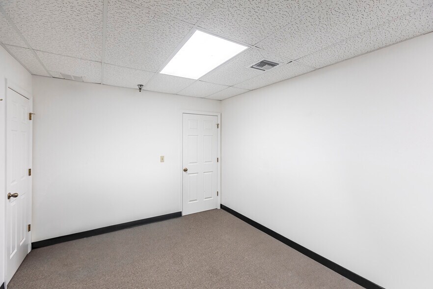 More Photos Of 12155 Metro Pky, Fort Myers Showroom For Lease