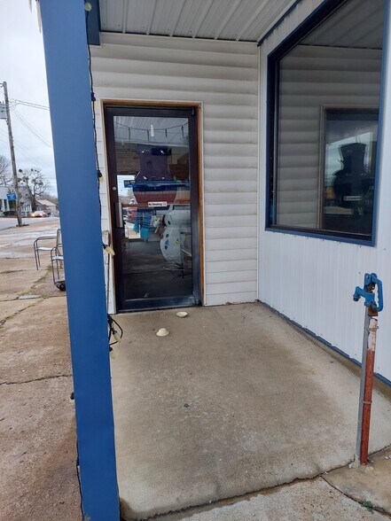 More Photos Of 101 Caldwell St, Paris Restaurant For Lease