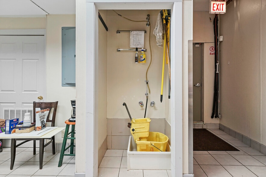 More Photos Of 907 N Damen Ave, Chicago Storefront Retail Residential For Lease