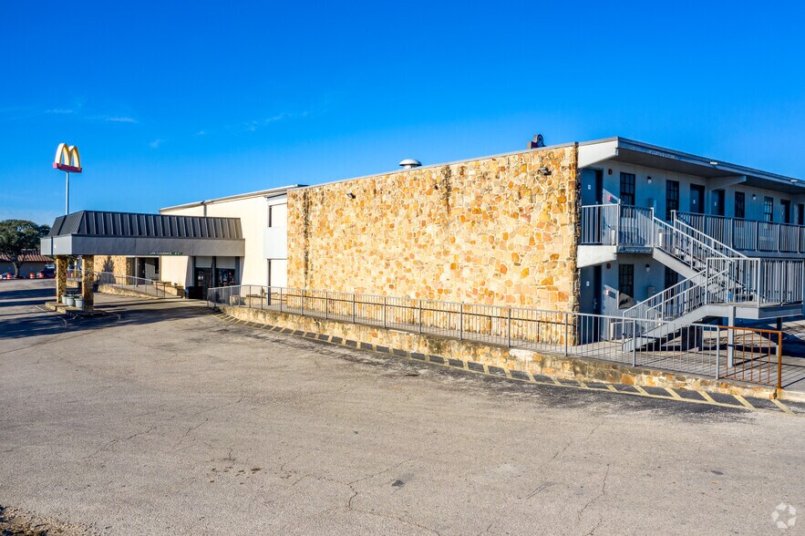 More Photos Of 1209 IH-35 E, New Braunfels Hotel For Lease