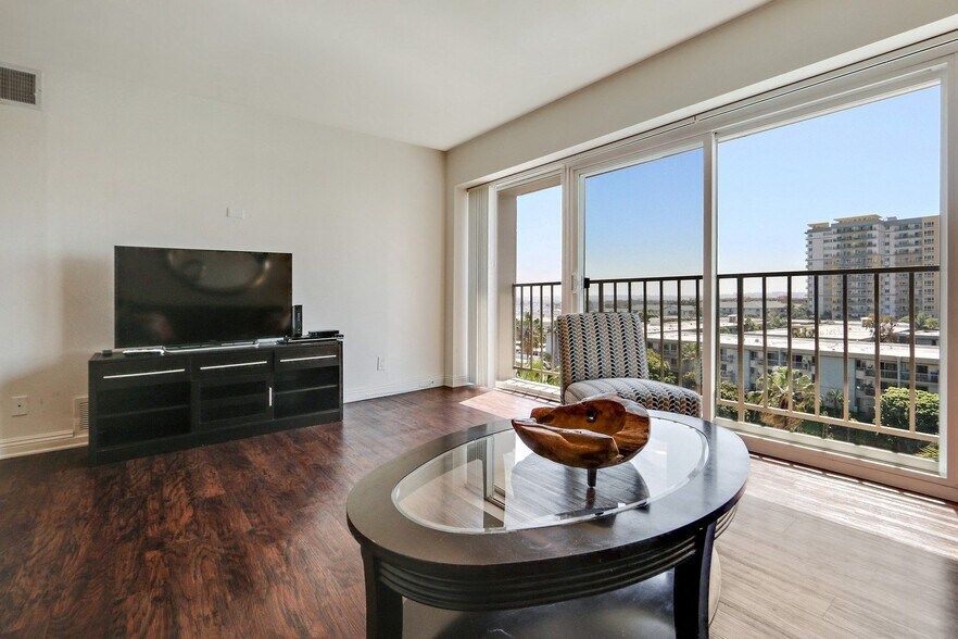More Photos Of 415-425 Washington Blvd, Marina del Rey Apartments For Lease