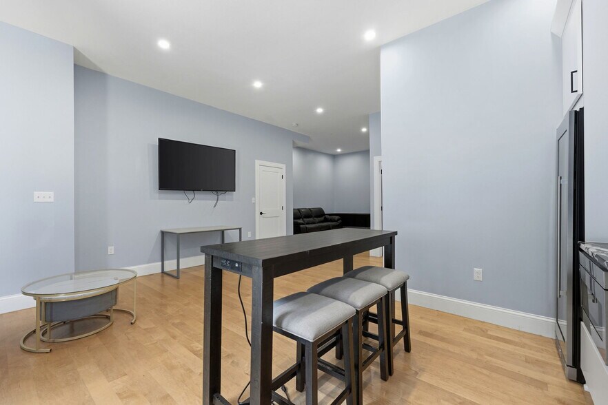 More Photos Of 129-131 N Washington St, Boston Storefront Retail Office For Sale