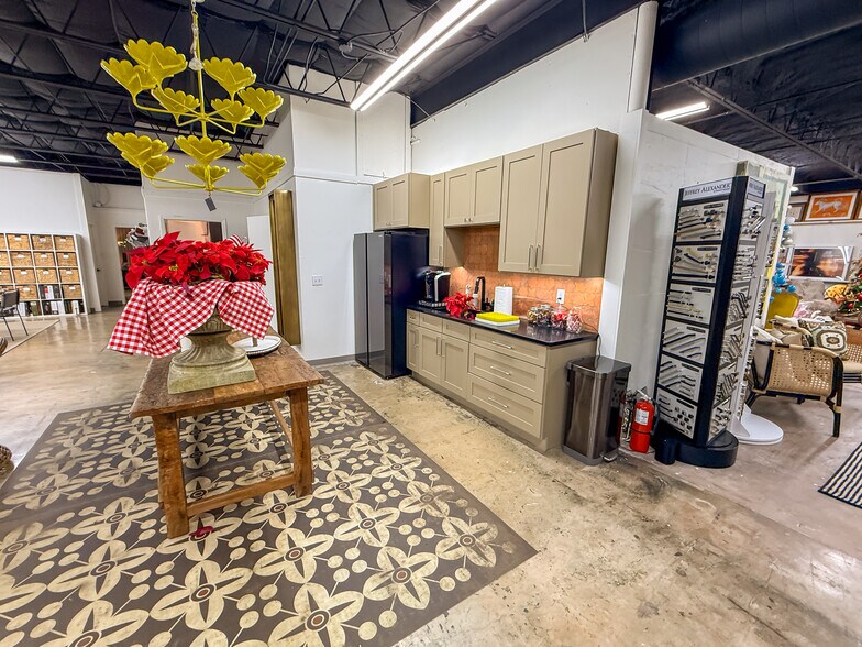 More Photos Of 12131-12137 Valliant St, San Antonio Showroom For Sale