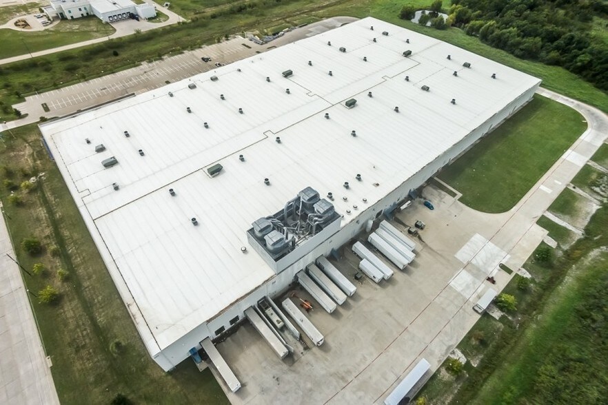 More Photos Of 601 National Dr, Ennis Manufacturing For Sale