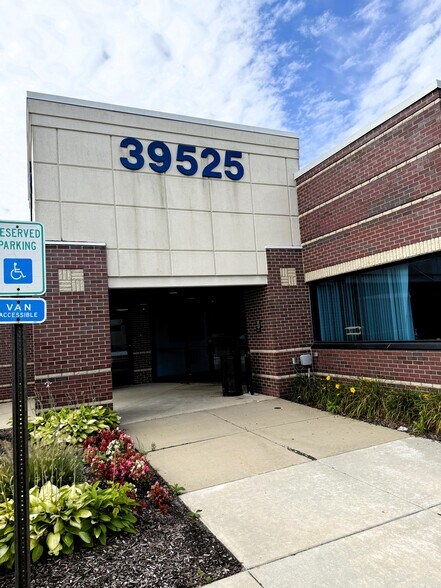 More Photos Of 39525 14 Mile Rd, Novi Medical For Lease