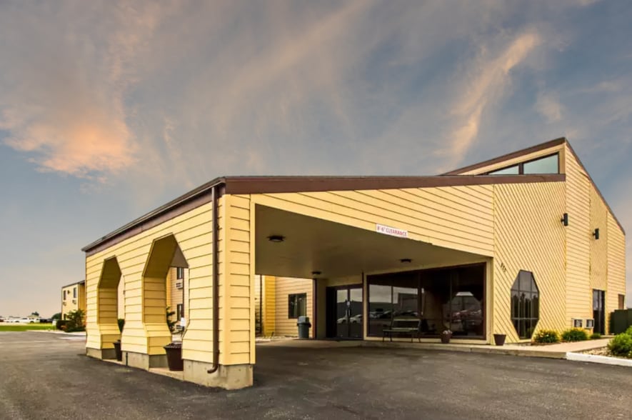 More Photos Of 920 14th St SE, Watertown Hotel For Sale