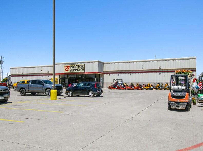 More Photos Of 1207 N Avenue G, Clifton Freestanding For Sale