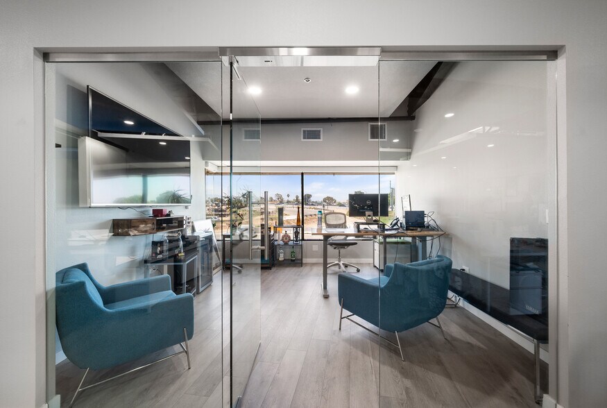 More Photos Of 800 E Dyer Rd, Santa Ana Showroom For Sale