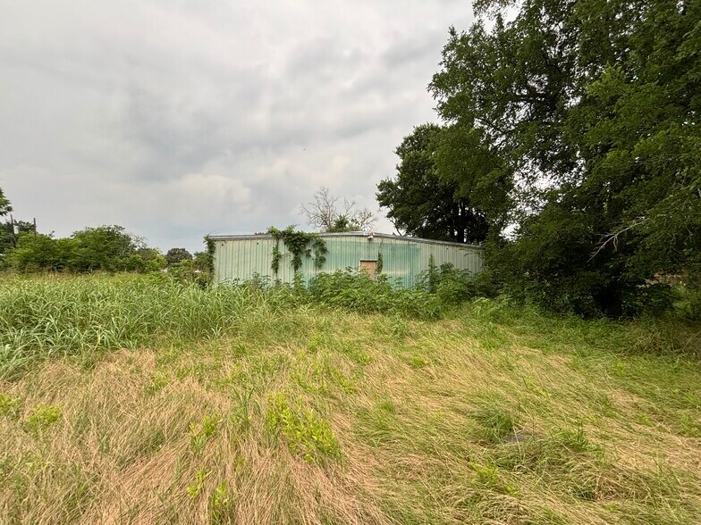 More Photos Of 610 New York St, Navasota Flex For Lease