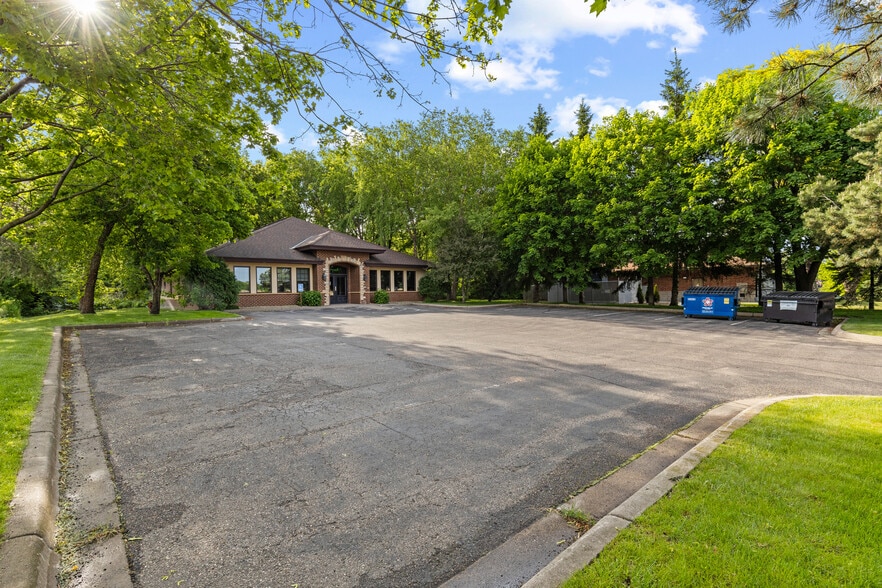 More Photos Of 9340 Hennepin Town Rd, Eden Prairie Office For Sale