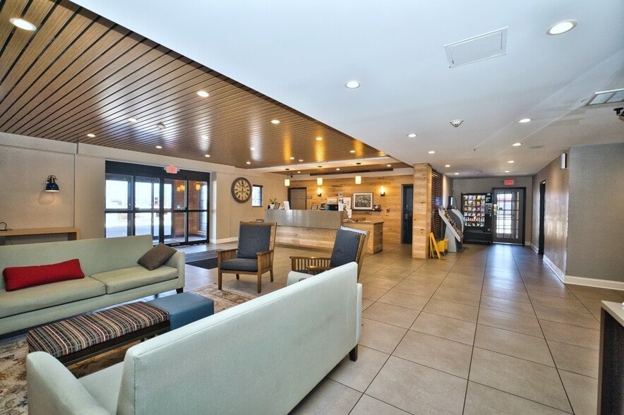 More Photos Of 2280 N Barrington Rd, Hoffman Estates Hotel For Sale