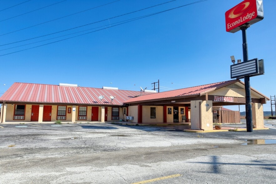 More Photos Of 111 Martinez St, Junction Hotel For Sale