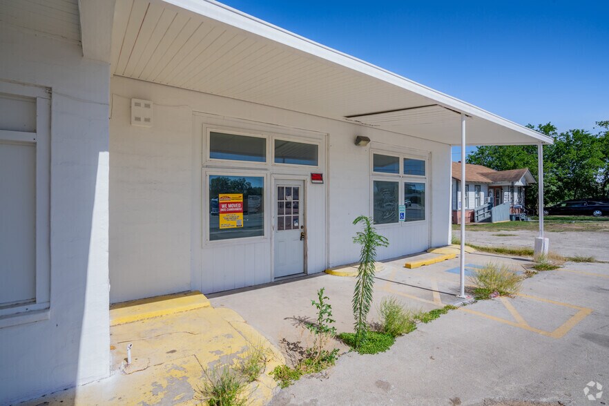 More Photos Of 600 S WW White Rd, San Antonio General Retail For Sale