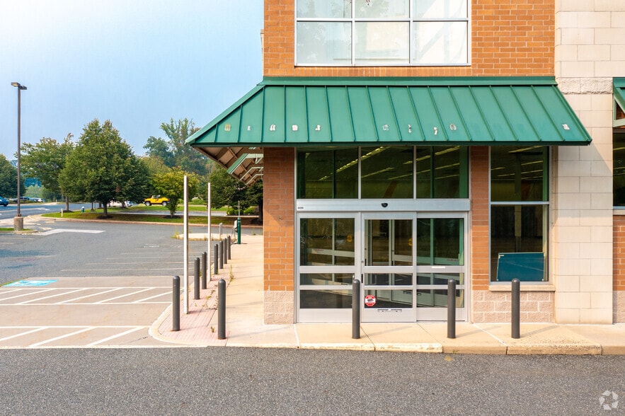 More Photos Of 585 Marketplace Dr, Bel Air Drugstore For Lease