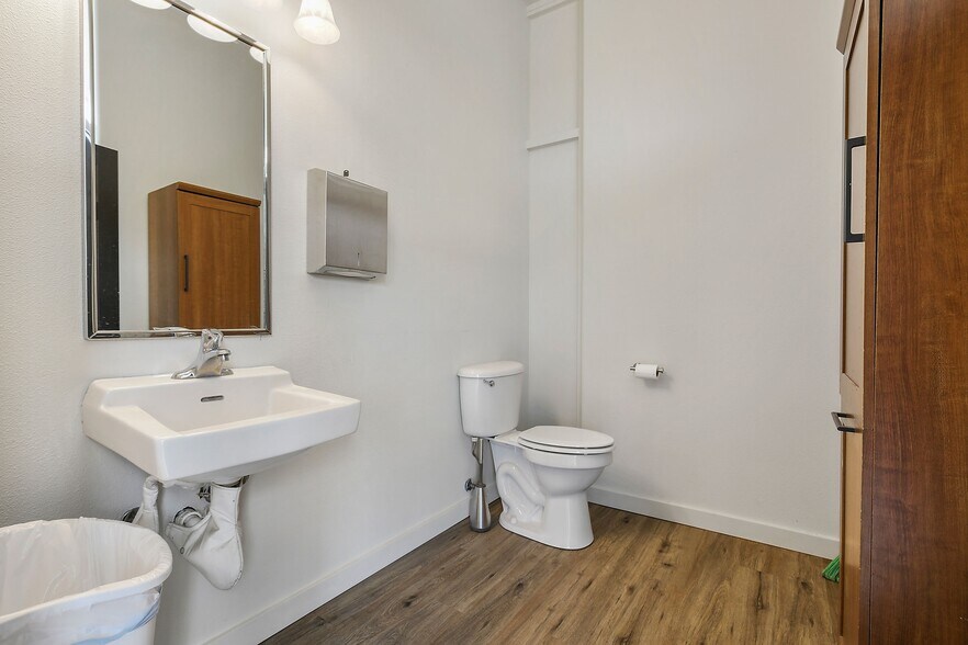 More Photos Of 317 W 6th St, Moscow Storefront Retail Office For Lease