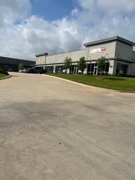 More Photos Of 2527 N Frazier St, Conroe Storefront For Sale