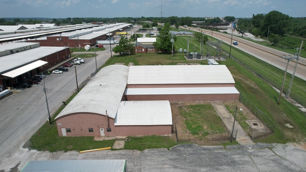 More Photos Of 1250 W 1st St, Granite City Flex For Lease