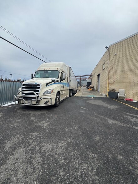 More Photos Of 70 Somerset Ave, Hicksville Warehouse For Lease