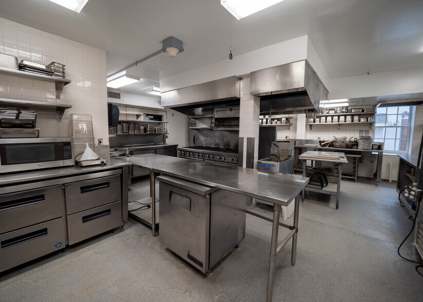 More Photos Of 649 High St, Worthington Storefront Retail Office For Sale