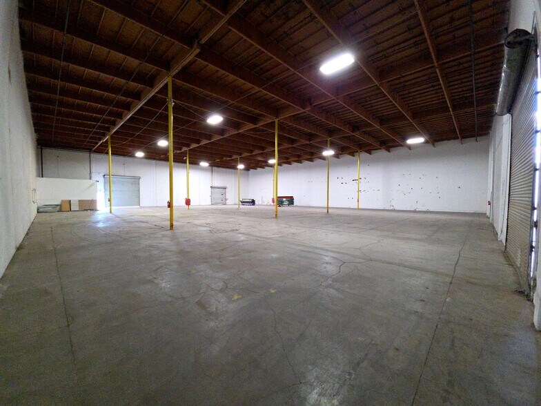 More Photos Of 3250 Palm Pky, Las Vegas Warehouse For Lease