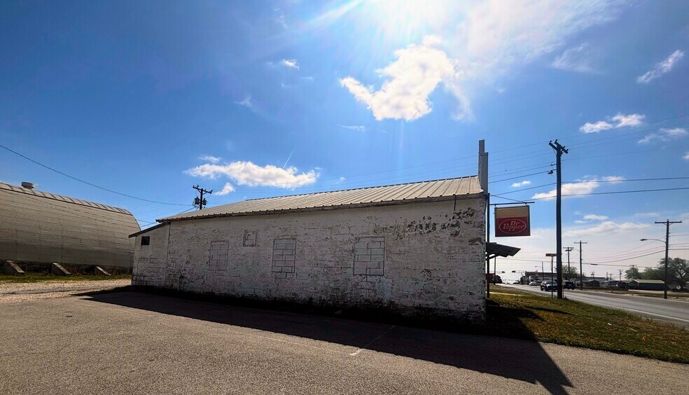 More Photos Of 201 N Main St, McGregor Office For Sale