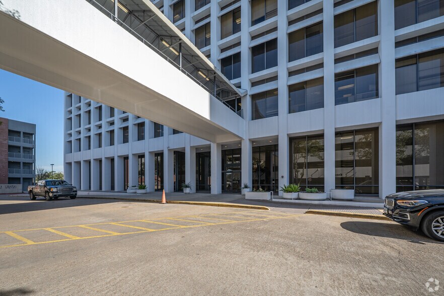 More Photos Of 6200 Savoy Dr, Houston Office For Lease