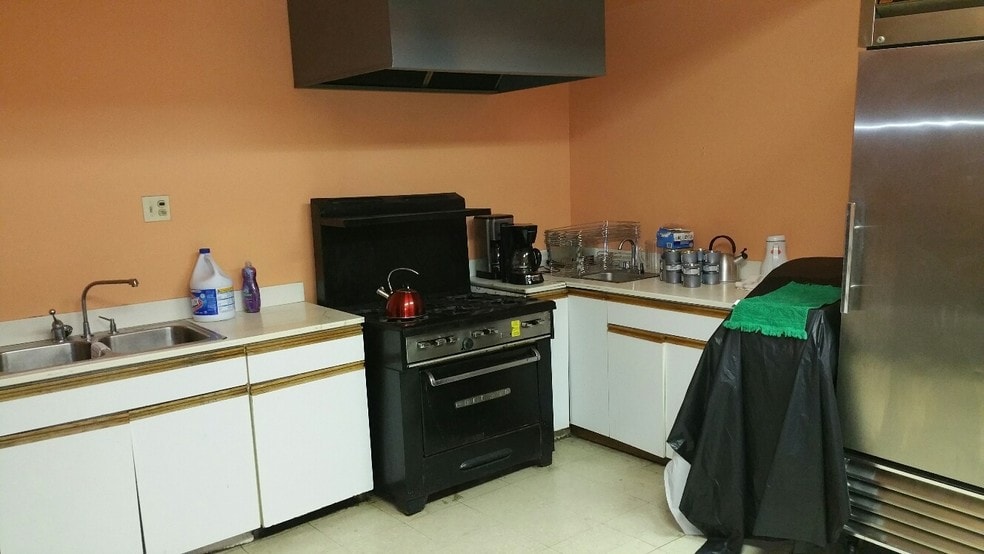 More Photos Of 1754 N Clark St, Chicago Religious Facility For Sale