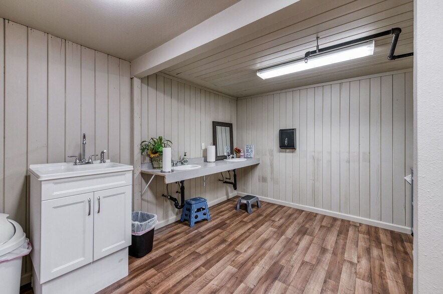 More Photos Of 137 N L St, Dinuba Storefront Retail Residential For Sale