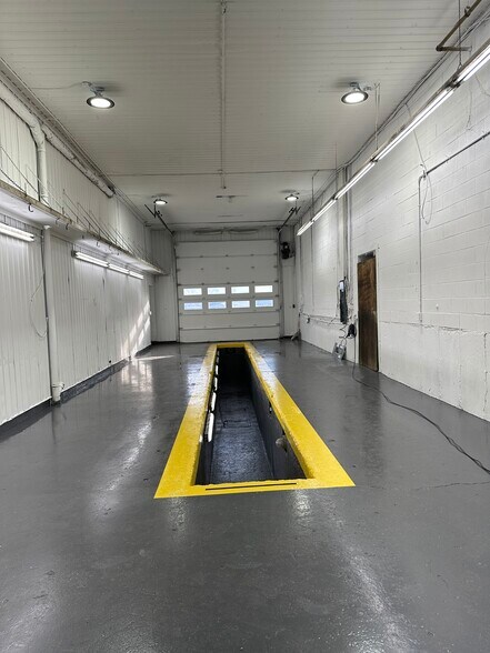 More Photos Of 368 Boul Croisetière N, Saint-jean-sur-richelieu Warehouse For Lease