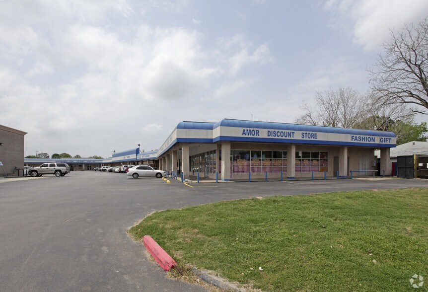 Primary Photo Of 9414-9486 Long Point Rd, Houston Supermarket For Lease