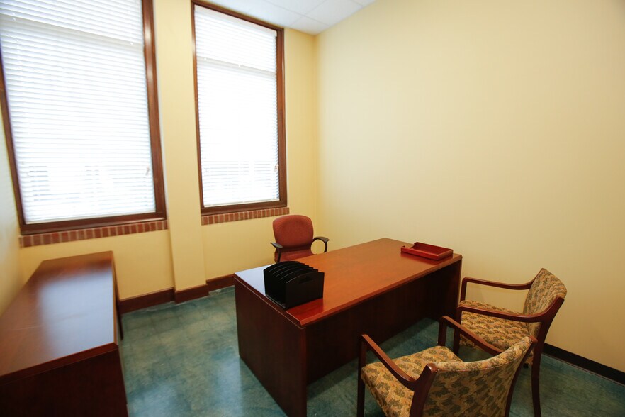 More Photos Of 1811 S Laredo St, San Antonio Flex For Lease