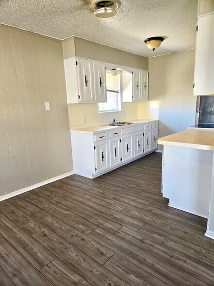 More Photos Of 1400 N Saint Marys St, Beeville Apartments For Sale