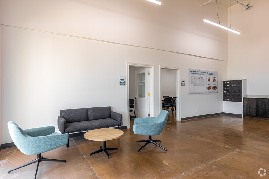 More Photos Of 3131 W Bolt St, Fort Worth Warehouse For Lease