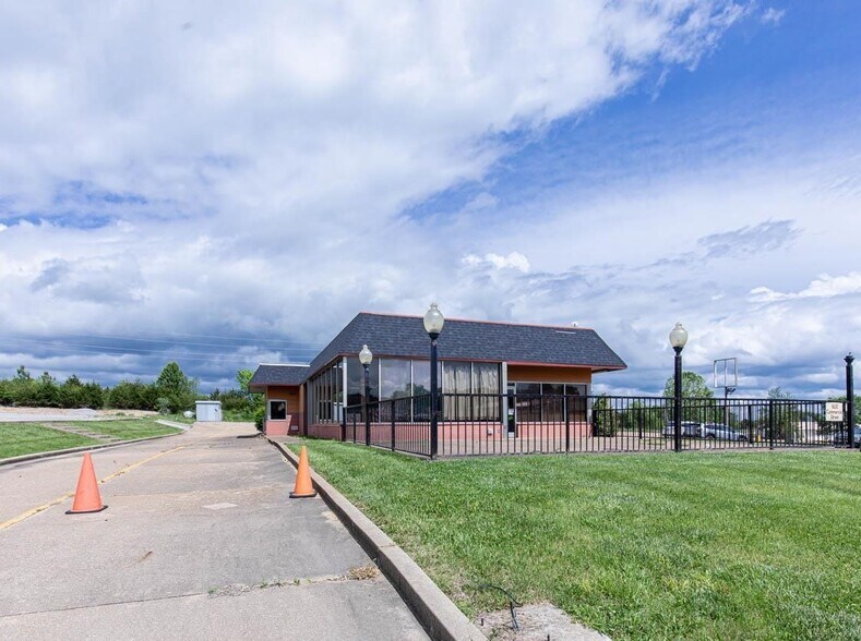 More Photos Of 1630 Commercial St, Warsaw Restaurant For Sale
