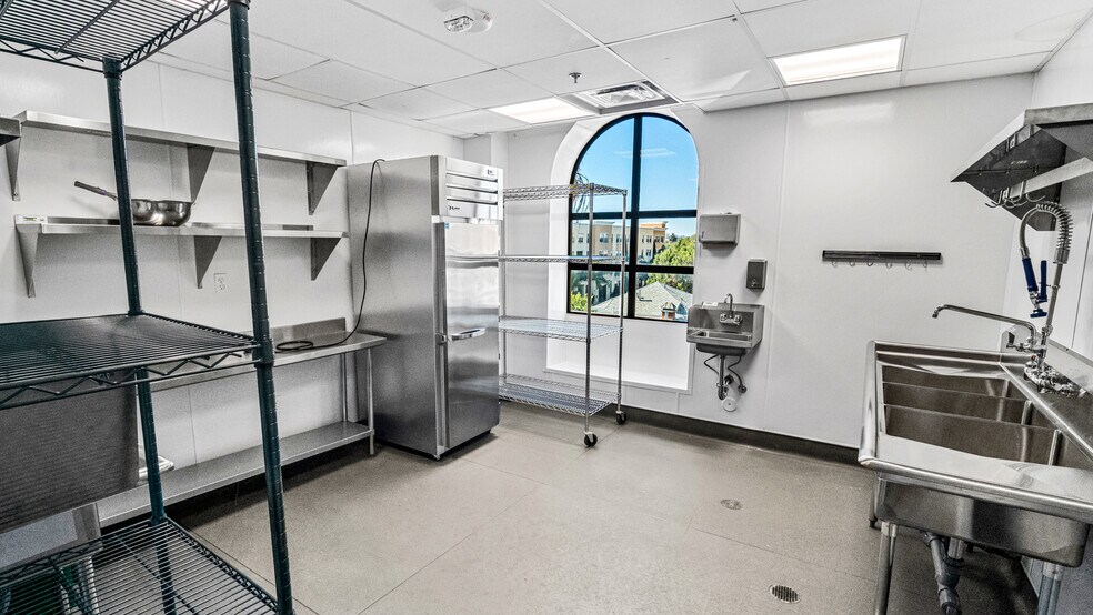 More Photos Of 456 Elm Ave, Long Beach Restaurant For Lease