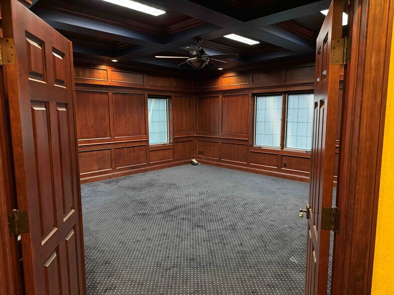 More Photos Of 4125 Glass Rd NE, Cedar Rapids Office For Sale