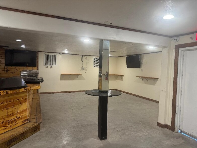 More Photos Of 711 Freeport St, Houston Bar For Sale