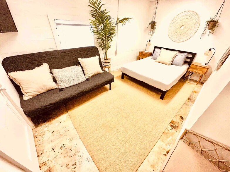 More Photos Of 380 SW Amal Dr, Atlanta Freestanding For Sale