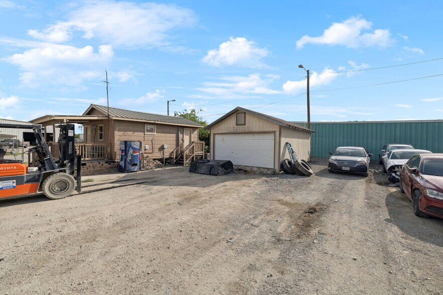 More Photos Of 100 Pecan Dr, Schertz Service For Sale